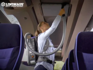 Nettoyage professionnel dans les transports collectifs : défis et solutions pour trains, autobus et avions