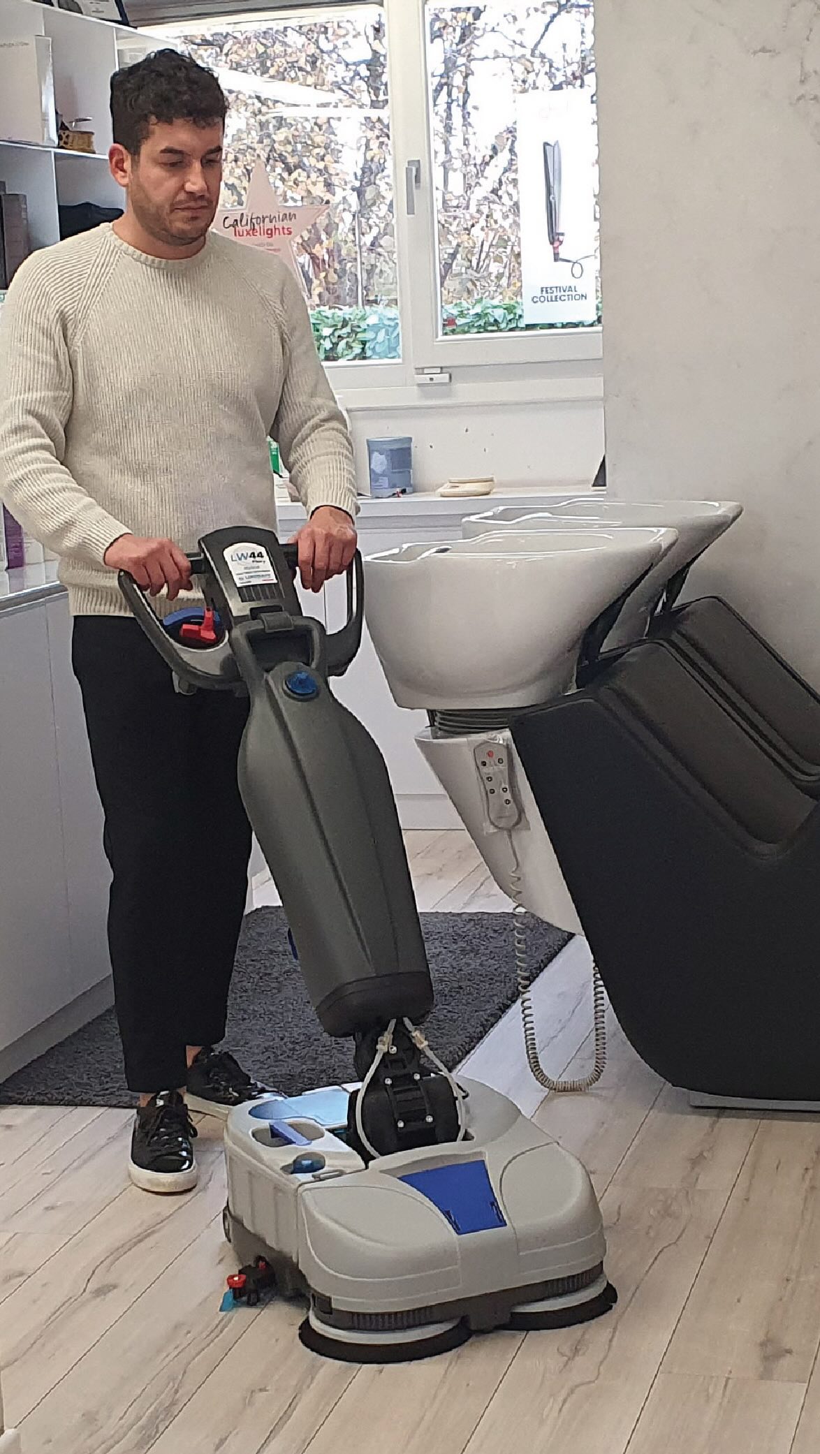 Capelli perfetti, pavimento perfetto 💫💇‍♀️ Con Lindhaus LW44 Flexy, la...